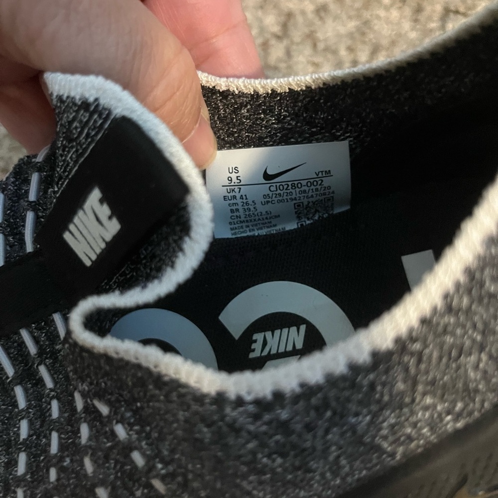 Nike women’s black and white slips on - Picture 5 of 5
